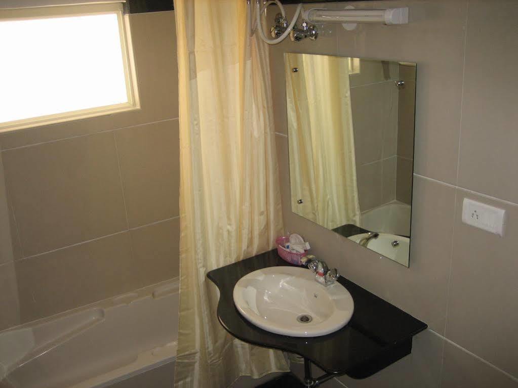Hotel Raj Comforts -Golf View Bangalore Exterior foto