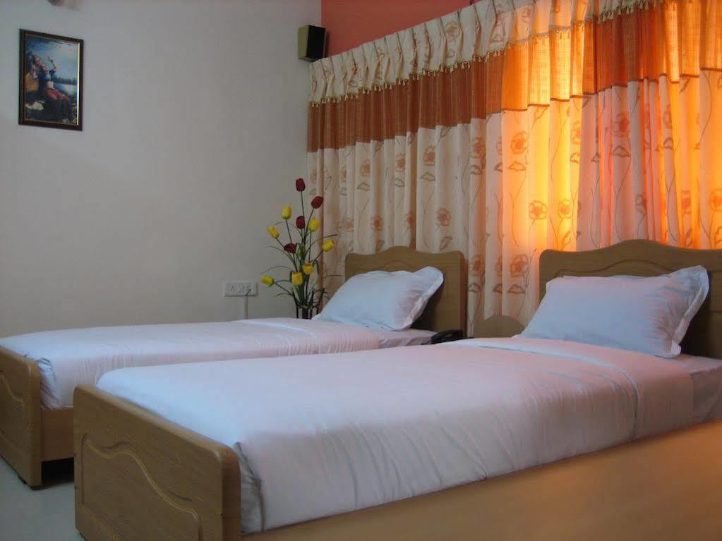 Hotel Raj Comforts -Golf View Bangalore Exterior foto