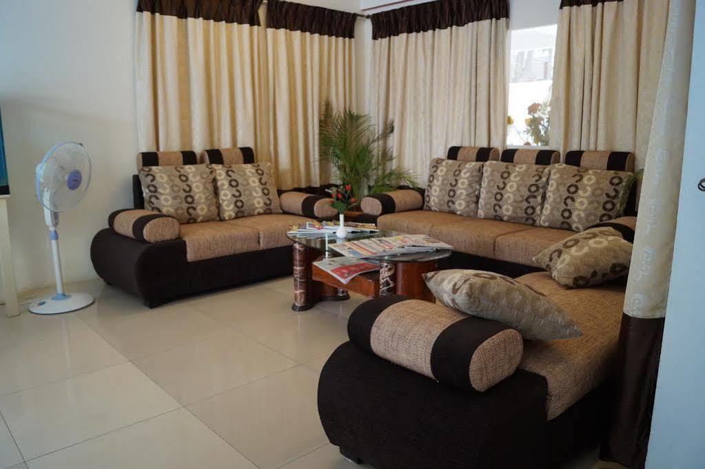Hotel Raj Comforts -Golf View Bangalore Exterior foto