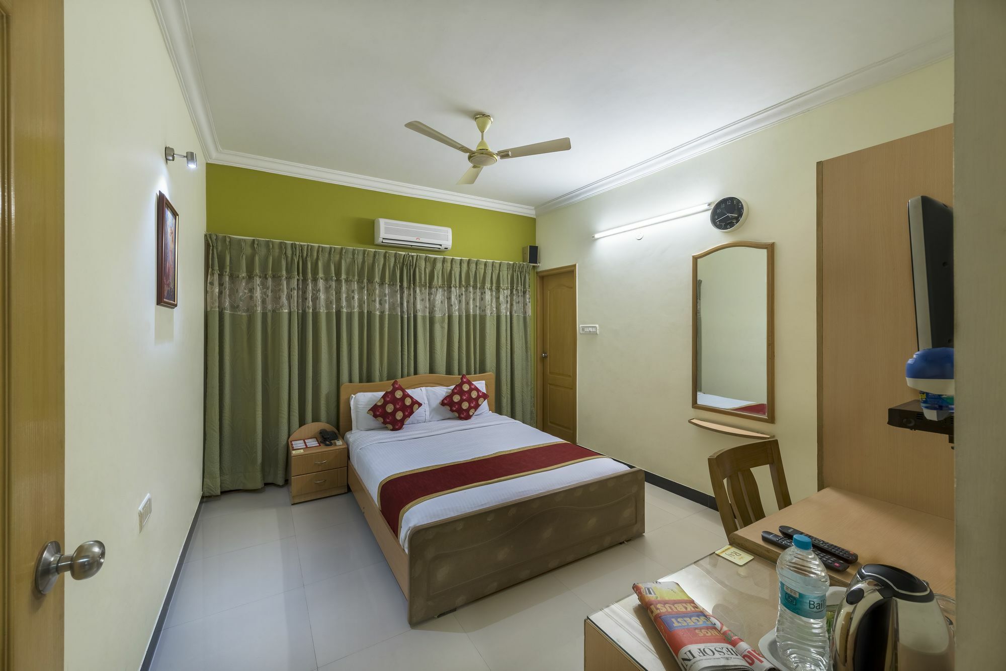Hotel Raj Comforts -Golf View Bangalore Exterior foto