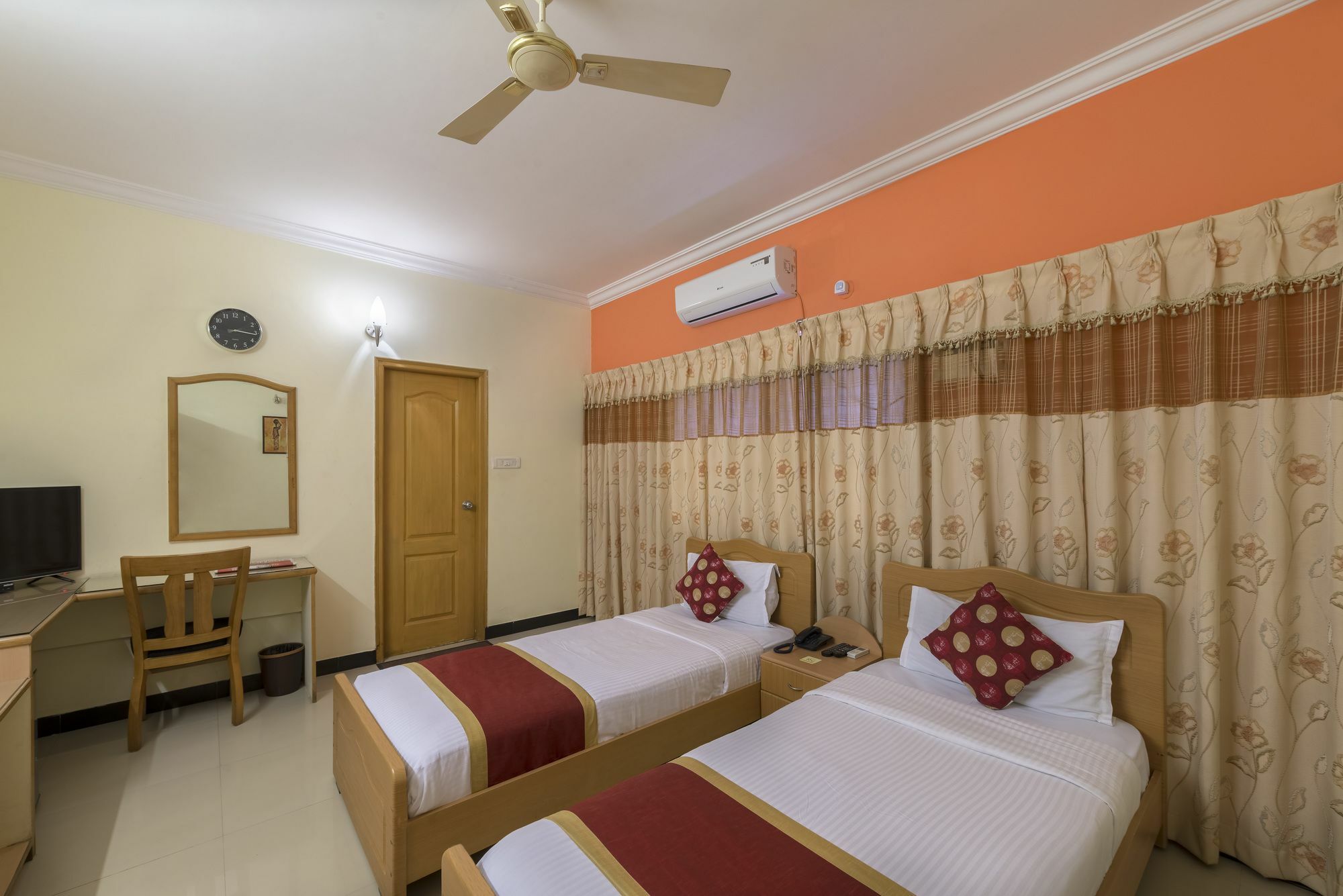 Hotel Raj Comforts -Golf View Bangalore Exterior foto