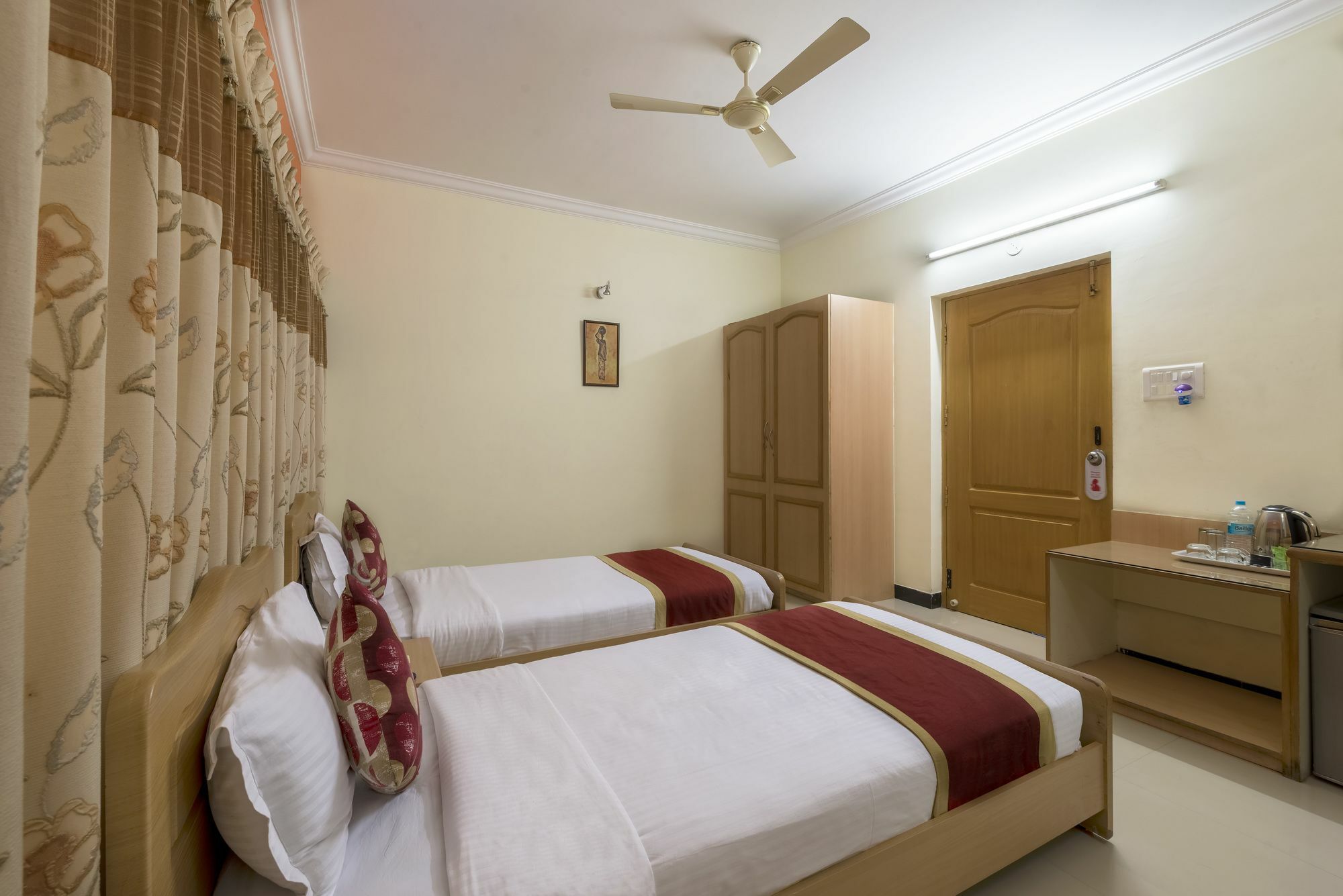 Hotel Raj Comforts -Golf View Bangalore Exterior foto